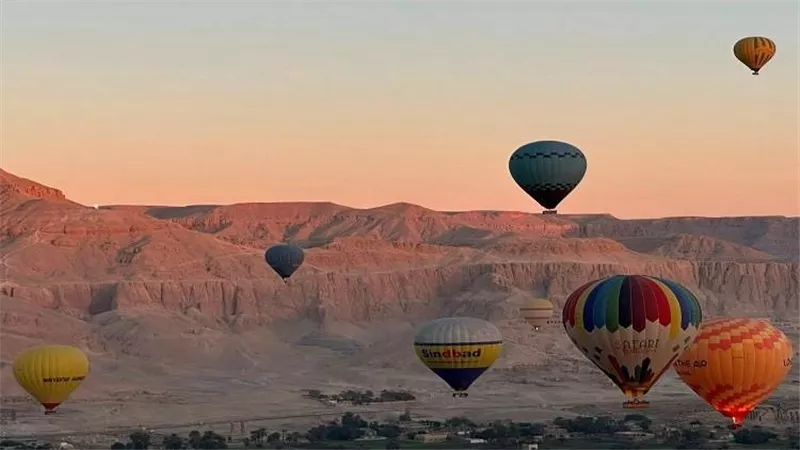 في سماء الأقصر.. تحليق 150 رحلة بالون طائر تقل أكثر من 3500 سائح