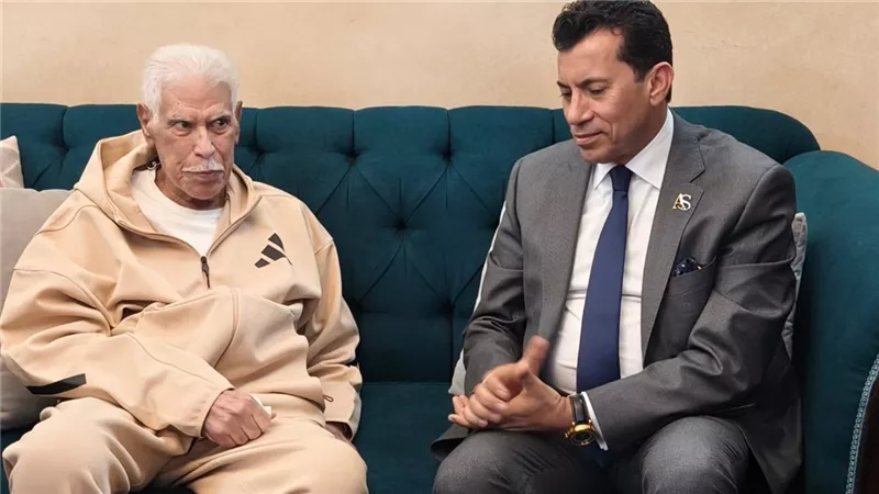 وزير الرياضة يطمئن على الحالة الصحية للكابتن حسن شحاتة (فيديو)