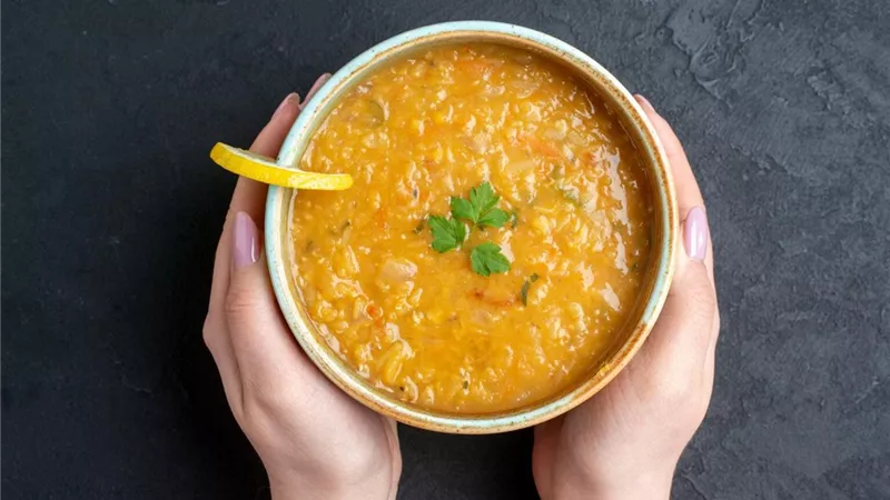 مغذية ولذيذة.. طريقة عمل شوربة العدس بالشعيرية  في مطبخك
