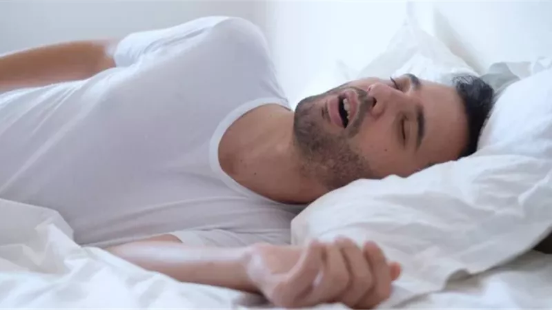 «الشخير» يحول النوم إلى ساحة تفاوض زوجية