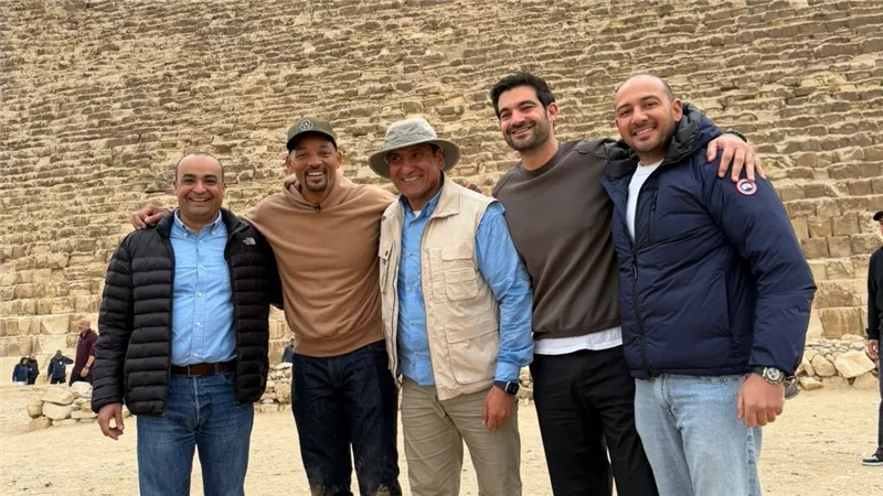  الممثل العالمي ويل سميث يزور أهرامات الجيزة خلال إجازته في مصر 
