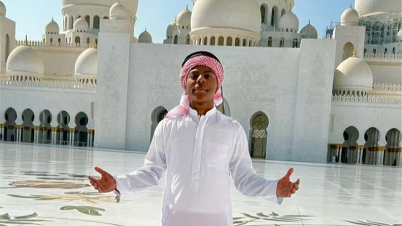 سبيد يشعل شوارع القاهرة بجولة استثنائية… تناول الكشري وزار الأهرامات