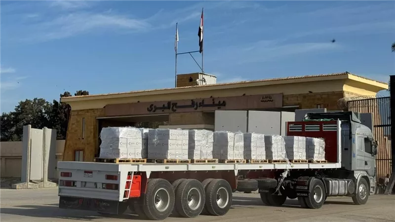 الهلال الأحمر المصري يواصل مد غزة بسلال غذائية ومستلزمات شتوية وإغاثية شاملة عبر قافلة «زاد العزة» 115