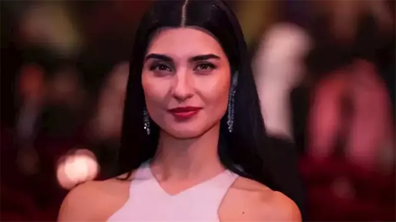 موقف طريف يشعل الجدل.. توبا بيوكوستون تعلّم التركية في Joy Awards 2026
