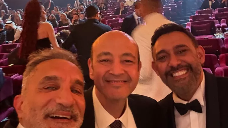صورة تنهي 13 عامًا من الخلاف.. Joy Awards يجمع باسم يوسف وعمرو مصطفى
