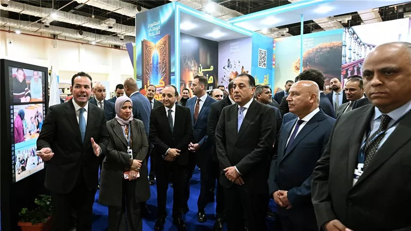 رئيس الوزراء يتفقد جناح مركز المعلومات ودعم اتخاذ القرار بمجلس الوزراء