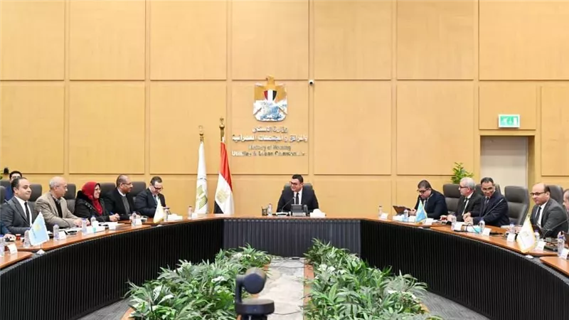 وزير الإسكان يتابع مع شركة 