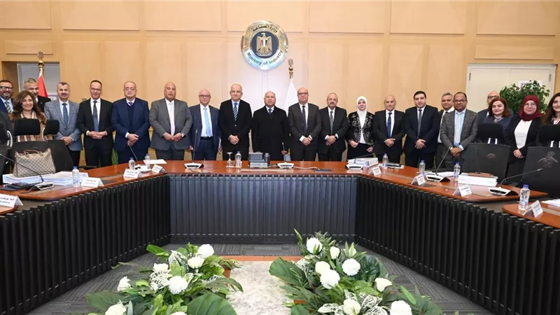 أيمن العشري يشيد بمحاور اجتماع مركز تحديث الصناعة.. داعمة للاقتصاد القومي