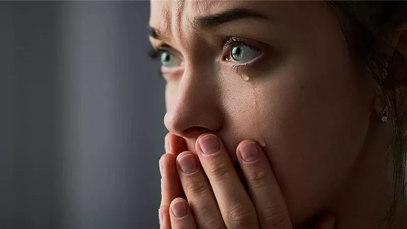 تفسير حلم بكاء الميت في المنام للعزباء والمتزوجة والحامل