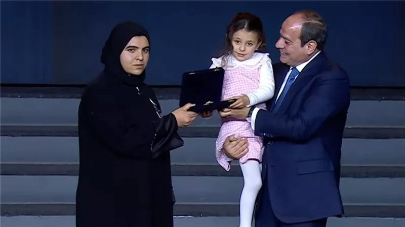 الرئيس السيسي يكرم عددًا من أسر شهداء الشرطة خلال الاحتفال بالذكرى الـ74 لعيد الشرطة (صور)