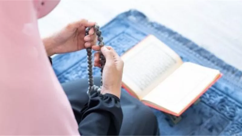 تفسير حلم الصلاة على النبي في المنام للعزباء والمتزوجة