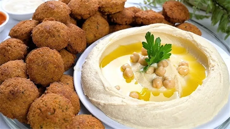 لإفطار صحي  ولذيذ .. طريقة عمل الطعمية بالحمص في المنزل 