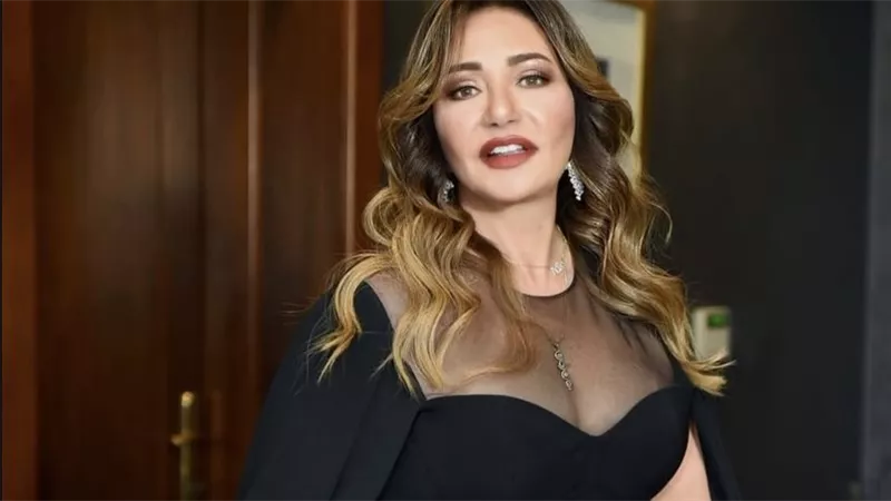 ليلى علوي تتألق بإطلالة كلاسيكية راقية في العرض الأول لأعمال موسم رمضان