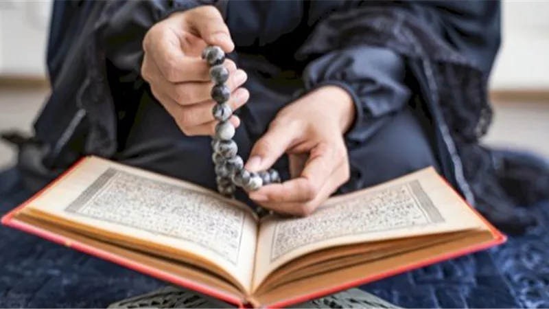 تفسير رؤية السبحة في المنام للعزباء والمتزوجة والحامل 