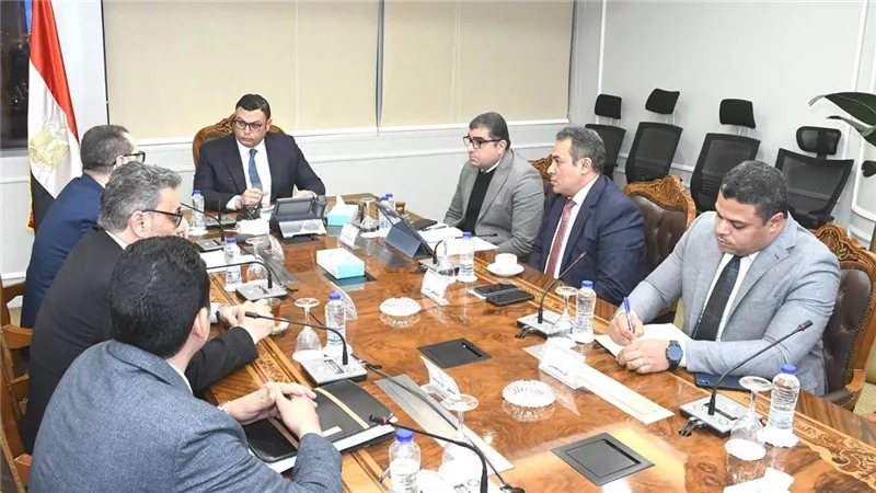 وزير الإسكان يعقد اجتماعًا لمتابعة ملفات عمل الهيئة العامة للتنمية السياحية
