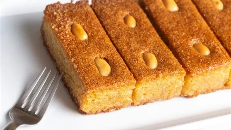 لعشاق الحلويات .. طريقة عمل البسبوسة باللوز وجوز الهند 