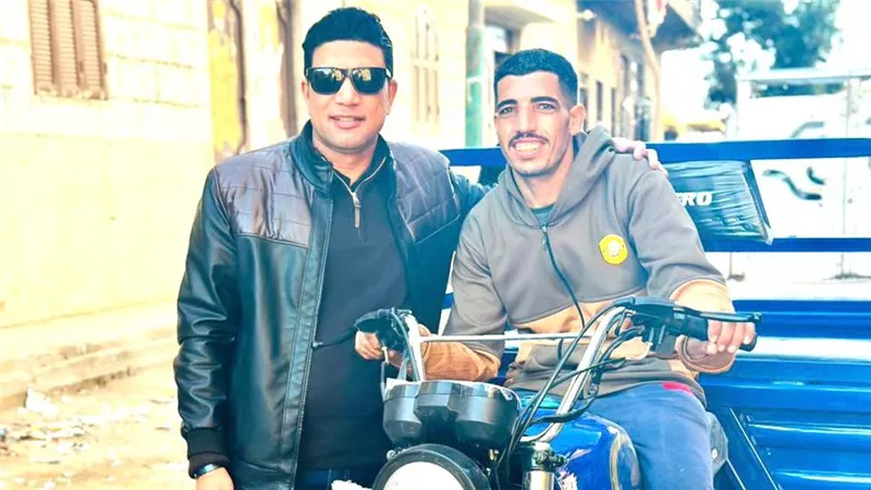 نائب محافظ سوهاج يتبرع ب «تروسيكل» لشاب مريض 