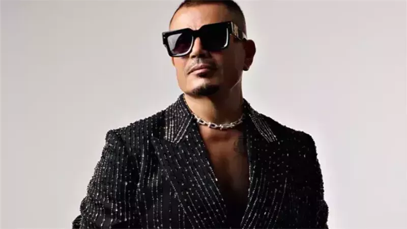 عمرو دياب يشعل السوشيال ميديا بظهور عائلي نادر ويواصل حصد الأرقام القياسية