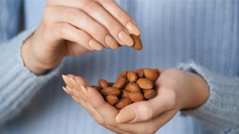 بشارة خير ورزق..   تفسير حلم أكل اللوز في المنام لابن سيرين