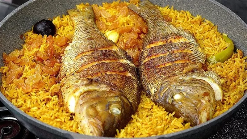 شهية ومغذية ..   طريقة عمل كبسة السمك المقلي في مطبخك
