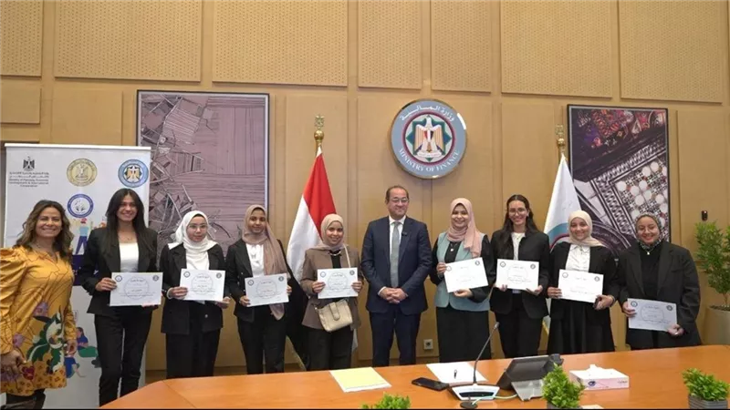 وزير المالية يكرم الشباب الفائزين في مسابقة «أكثر الأفكار الإبداعية لموازنة المواطن»