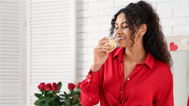 عطور نسائية بروائح دافئة لإطلالة رومانسية في عيد الحب