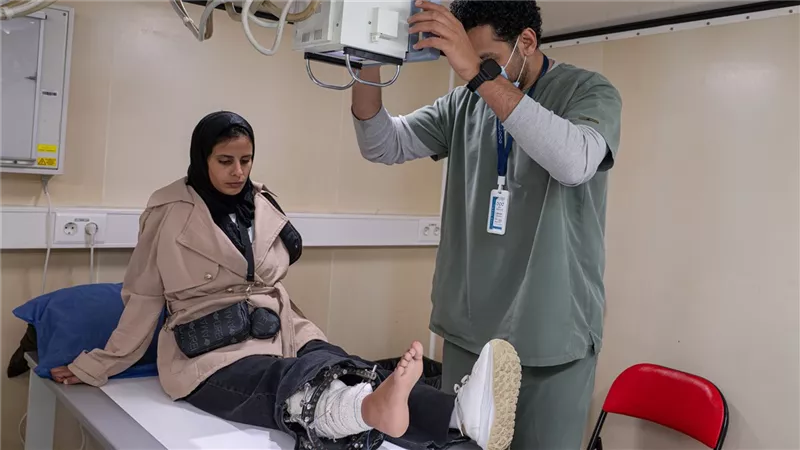 المستشفى الإماراتي العائم يواصل استقبال الإصابات والحالات المرضية القادمة من قطاع غزة