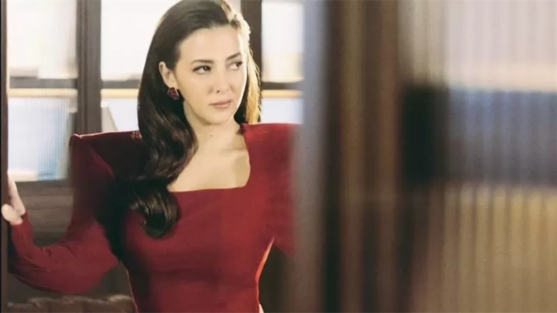 دنيا سمير غانم تتألق بإطلالة خمريّة في جلسة “Passionate” لعيد الحب (صور)
