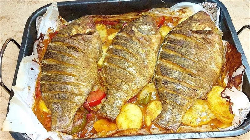 شهية ومغذية ..   طريقة عمل صينية السمك بالبطاطس في مطبخك 