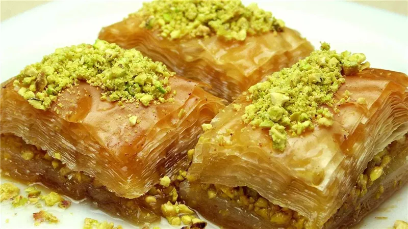 طريقة عمل البقلاوة بالمكسرات بخطوات سهلة وسريعة في المنزل 
