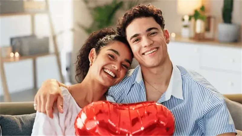 11 فكرة رومانسية للاحتفال في عيد الحب بالمنزل… دفء وبساطة لا تُنسى