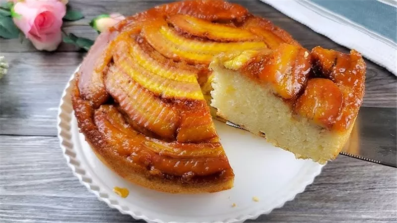 طريقة عمل كيكة العسل بحشوة الموز المكرمل في مطبخك 