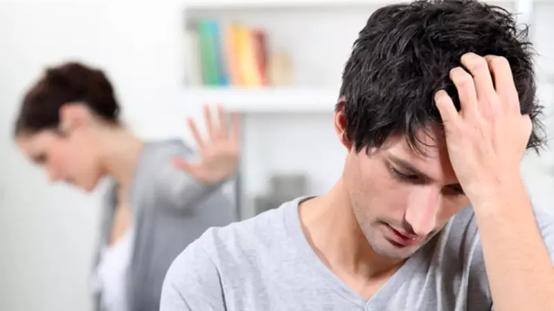 سيدة تسأل: كيف أتعامل مع زوجي الخجول في العلاقة الحميمة