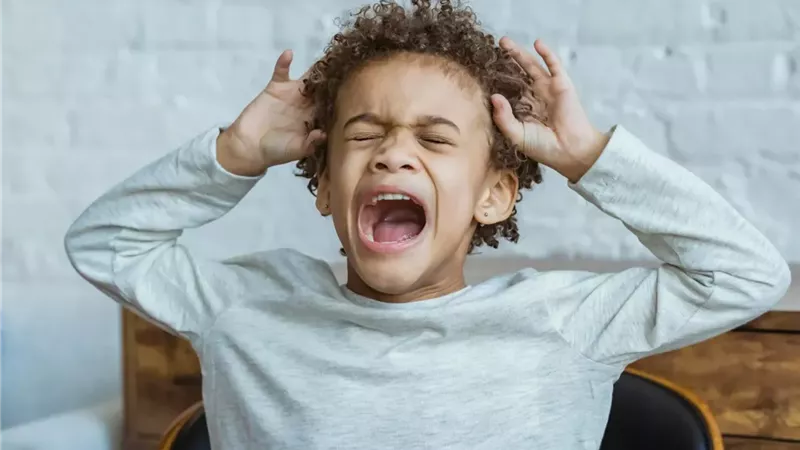 نظرات الناس لا تهم.. كيف تتعامل مع نوبة غضب طفلك بالأماكن العامة؟