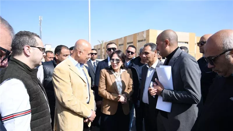 وزيرة الإسكان تتفقد محطة المياه الرئيسية وتتابع تطوير وصيانة الطرق بمدينة الشروق