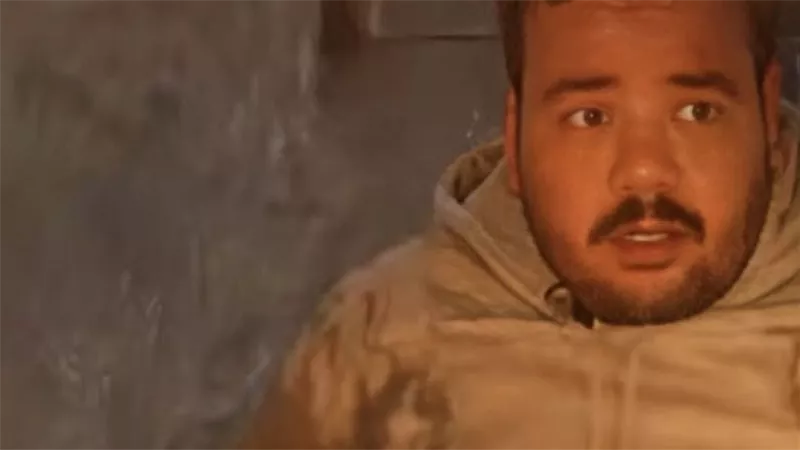 رامز جلال يسخر من ملابس وشارب مصطفى غريب في رامز ليفل الوحش.. ما علاقة طلعت زكريا؟ 