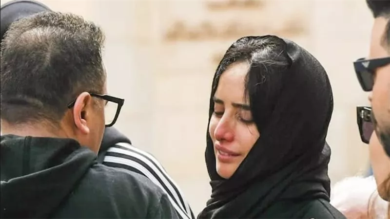 وفاة شقيق زينة تُخيم بالحزن على الوسط الفني… وانهيار الفنانة أثناء الدفن 