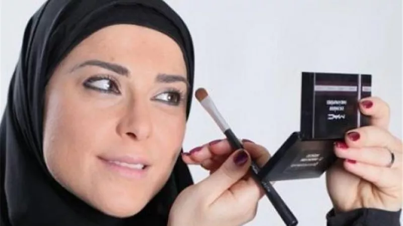 هل يؤثر وضع المكياج على صحة الصيام؟ .. الإفتاء تُجيب