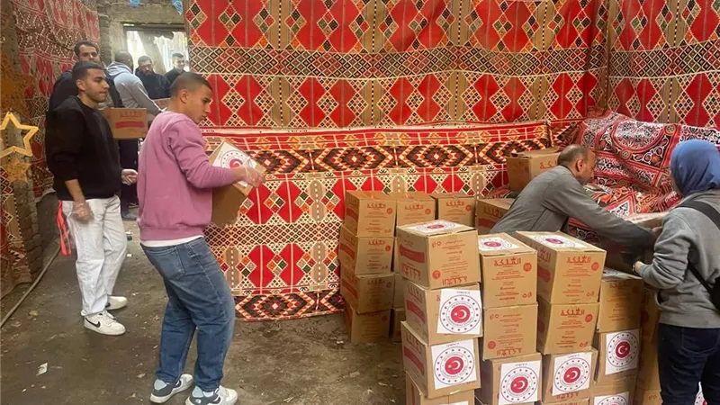 السفير التركي بالقاهرة يشارك في مبادرة «المائدة» لتوزيع وجبات الإفطار بمشاركة 200 متطوع في الدقي