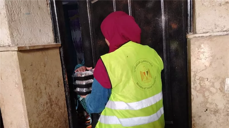  توزيع ما يزيد على ١٥ ألف وجبة علي أهالي مناطق مشروعات السكن بديل العشوائيات خلال النصف الأول من شهر رمضان المبارك