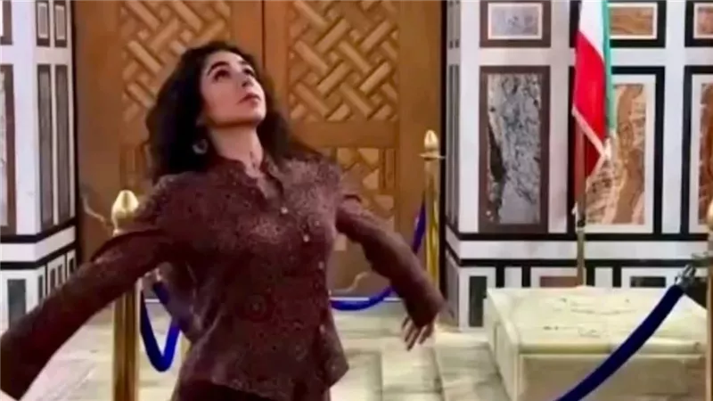 التحقيق في واقعة رقص سائحة داخل ضريح شاه إيران بمسجد الرفاعي