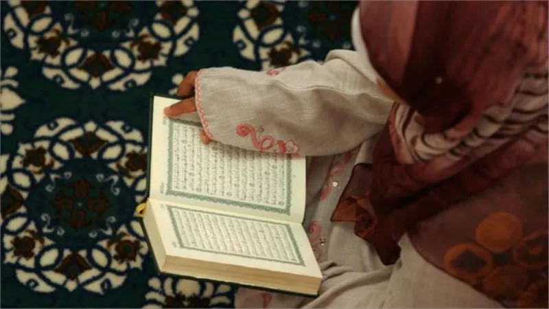 بشرى للعزباء والمتزوجة  .. تفسير حلم قراءة سورة يس في المنام لابن سيرين