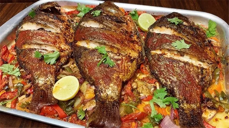 صحية ولذيذة ..   طريقة عمل صينية السمك بالبطاطس على سفرة رمضان