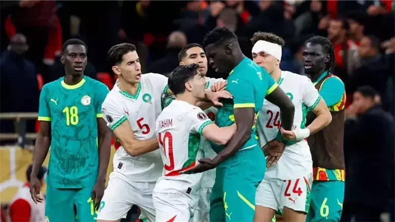غضب جماهيري بسبب قرار سحب كأس الأمم الأفريقية من السنغال ومنحه للمغرب