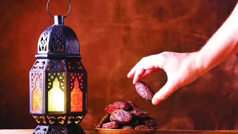 ما حكم تقديم الطعام والشراب لفاقد العقل في نهار رمضان؟.. الإفتاء تُجيب