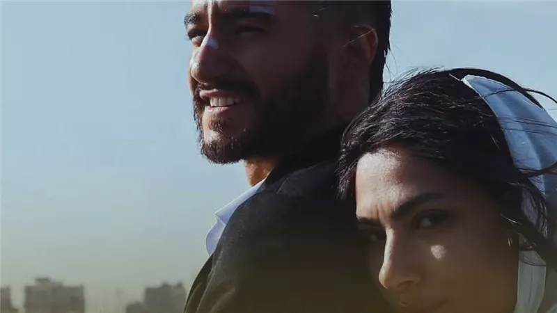 الحصان الأسود في اللامنطق.. الناقد هيثم مفيد ينتقد مسلسل “سوا سوا”