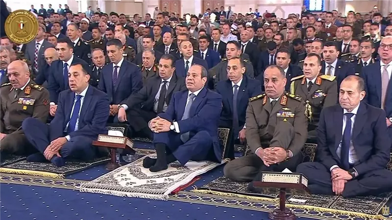  الرئيس السيسي يؤدي صلاة عيد الفطر بمسجد الفتاح العليم (صور)