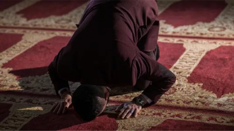ما حكم الدعاء بآية من القرآن حال السجود في الصلاة؟.. الإفتاء تُجيب