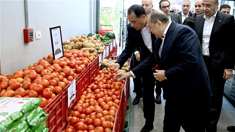  بالصور.. رئيس الوزراء يتفقد فرع منفذ 