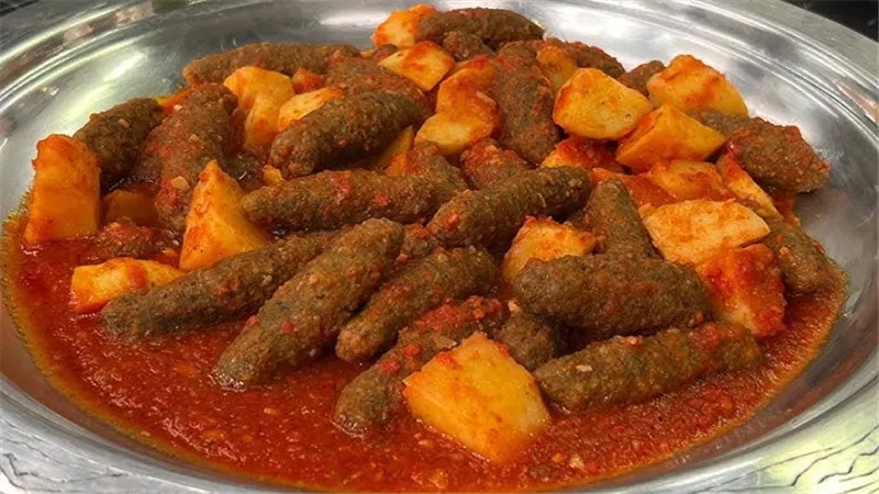  لذيذة واقتصادية.. طريقة عمل كفتة الأرز بالصلصة في مطبخك 